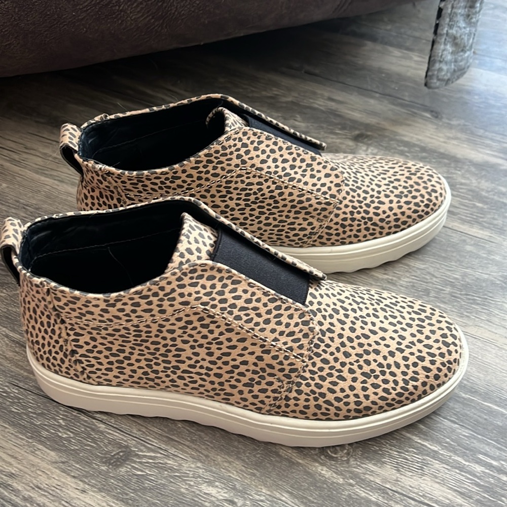 Universal Thread Shoes - Picture 2 of 3